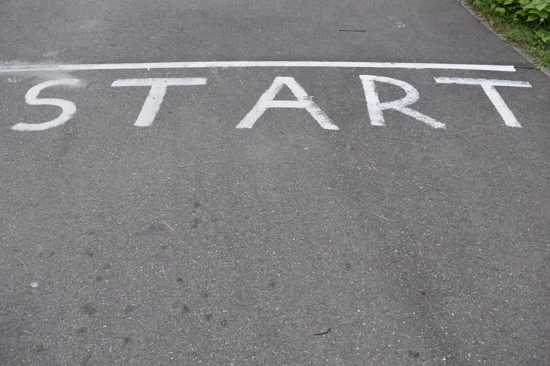 a street sign that says start on it